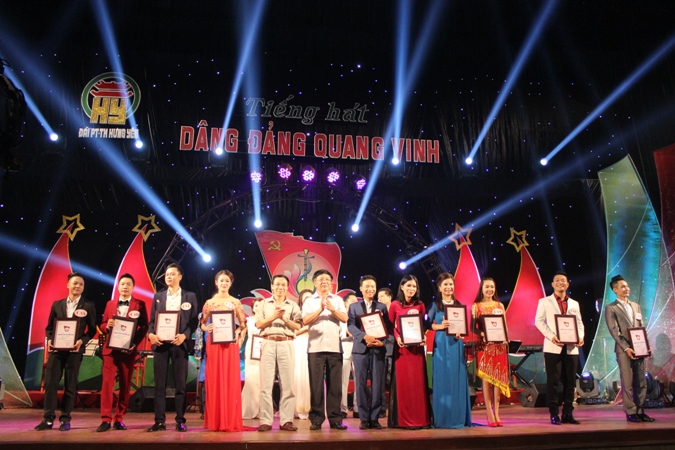 “Singing for the glorious Party” final contest in Hung Yen