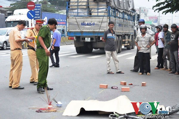Bình Dương Cụ bà đi xe đạp chết thảm dưới bánh xe tải