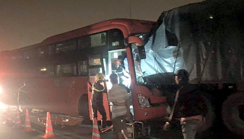 Hai giờ giải cứu tài xế ôtô khách kẹt cứng ở vôlăng