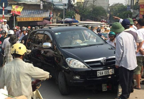 Xế hộp “nuốt” xe máy vào gầm, người phụ nữ văng lên thành cầu