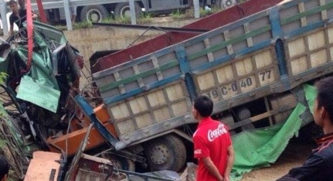 Xe tải lao xuống cống, dân phá cửa để cứu người