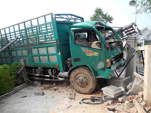 Quảng Ngãi Ô tô tải mất lái, đâm sập tường rào nhà dân