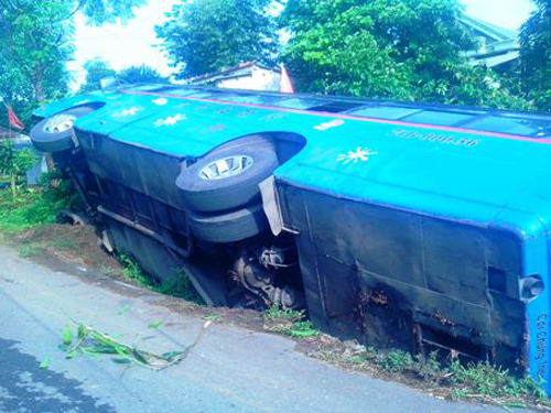 Tránh 3 xe máy, xe khách lật nghiêng