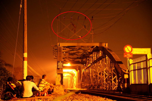 Leo lên cầu múa hát bị xe lửa tông chết