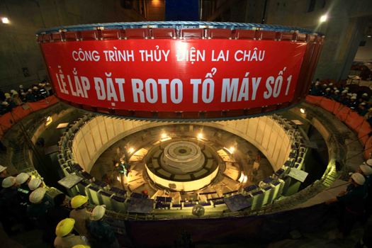 Lắp đặt thành công Rotor máy phát tổ máy số 1 Nhà máy thuỷ điện Lai Châu