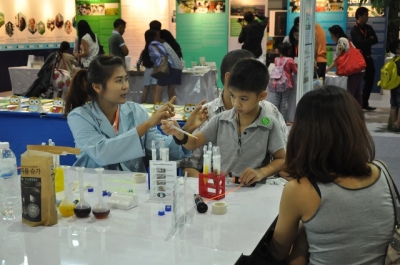 - 100 entreprises à la Foire des Sciences et Technologies de la Thaïlande 2015