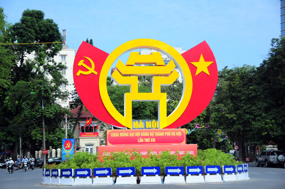 Hà Nội rực rỡ cờ hoa chào mừng Đại hội đại biểu Đảng bộ thành phố lần thứ XVI