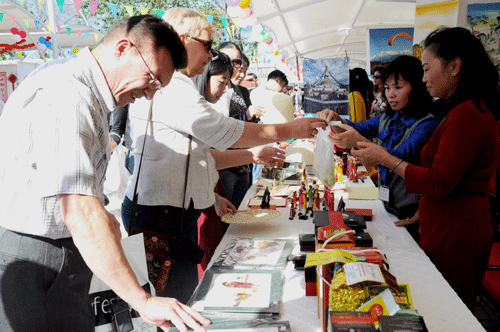 Ấn tượng Việt Nam tại Bazaar 2015