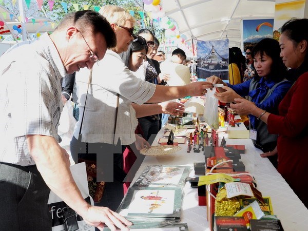 - L artisanat vietnamien présent à la foire caritative Bazaar 2015 au Pakistan