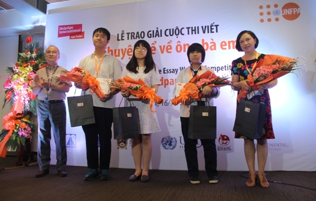 Trao giải cuộc thi viết “Chuyện kể về Ông Bà em”