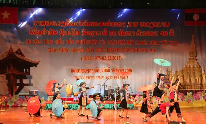 Vietnamese artists perform in Laos ahead of its National Day