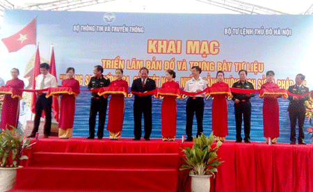 越南黄沙、长沙地图资料展在河内举行