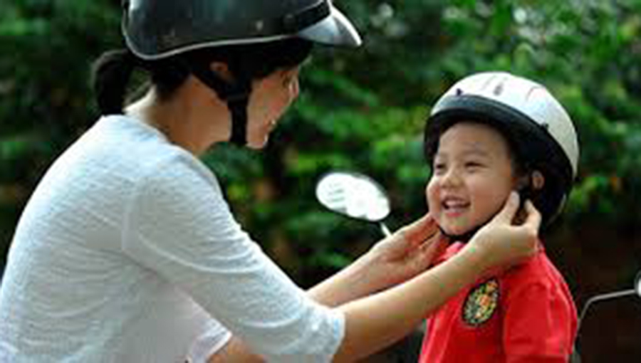 Gia Lai Tăng cường thực hiện quy định đội mũ bảo hiểm cho trẻ em khi tham gia giao thông