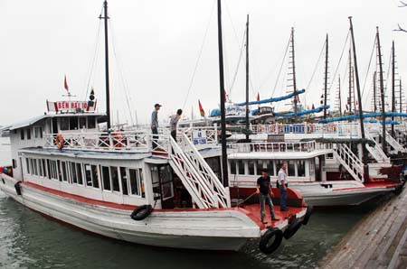 Quảng Ninh tạm dừng cấp phép đóng mới tàu du lịch