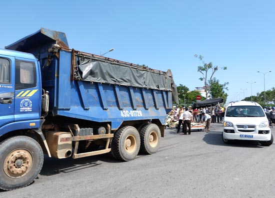 Đà Nẵng Xe ben lại gây tai nạn chết người