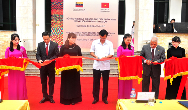 - Exposition d’artisanat vénézuélien à Tuyen Quang
