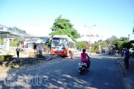 Kon Tum Đặt biển báo thi công thiếu hợp lý, xe khách tông nát taluy đường