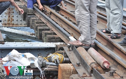 Sà lan kẹt gầm cầu Bình Lợi cũ, đường ray xe lửa bị gãy