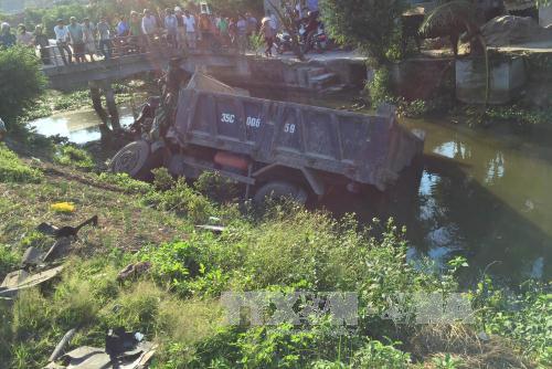 Nam Định Xe container gây tai nạn, 2 người thương vong