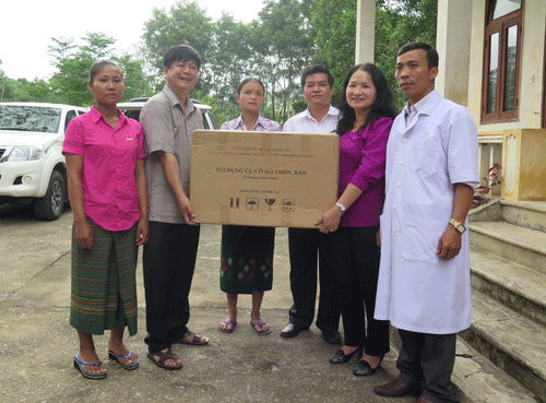 Bàn giao 800 túi dụng cụ cô đỡ thôn bản cho các địa phương