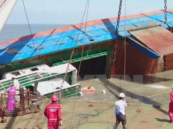 Vụ chìm tàu trên sông Soài Rạp Đưa một thi thể nghi là thuyền viên tàu Hoàng Phúc 18 về bờ