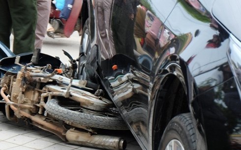 Thanh Hóa Hai ô tô va chạm, xe máy bị cuốn vào gầm