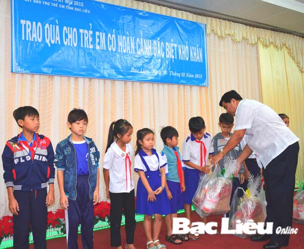 Tặng quà tết cho trẻ em có hoàn cảnh đặc biệt khó khăn Việc làm thiết thực và ý nghĩa