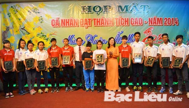 Tuyên dương cá nhân đạt thành tích cao năm 2014