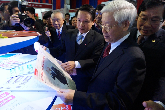 Atmosphère animée à la fête printanière de la presse