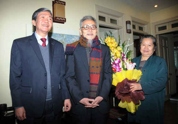 Politburo member Dinh The Huynh visits outstanding scientists, journalists and artists