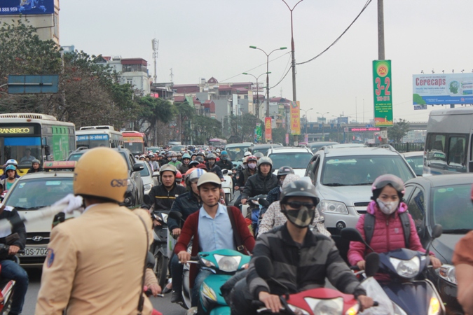 Người dân ùn ùn trở lại Hà Nội sau Tết