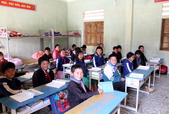 Học sinh vùng cao Lũng Cú vui bước đến trường