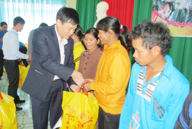 Mang Tết sớm cho bà con hộ nghèo ở Krông Bông Đăk Lăk