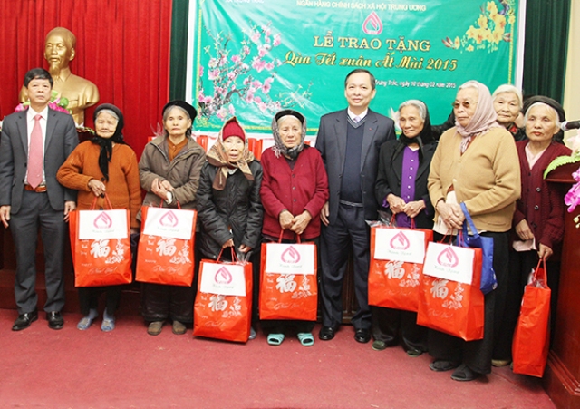 Tặng quà Tết Ất Mùi 2015 tại xã Trưng Trắc, huyện Văn Lâm Hưng Yên