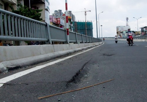 Cần sớm khắc phục tình trạng mất an toàn giao thông tại cầu vượt Đồng Văn - Hà Nam