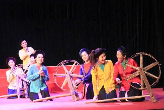 À Hanoi, Ví et Giặm rencontrent un franc succès auprès des étudiants