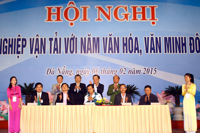 Các doanh nghiệp vận tải tại Đà Nẵng cam kết thực hiện Năm văn hóa, văn minh đô thị 2015