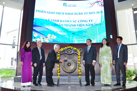HOSE tổ chức Phiên Giao dịch khai Xuân và vinh danh công ty chứng khoán thành viên năm 2014