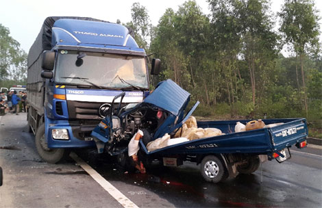 Xe tải đấu đầu, lái và phụ xe kẹt chết trong ca bin