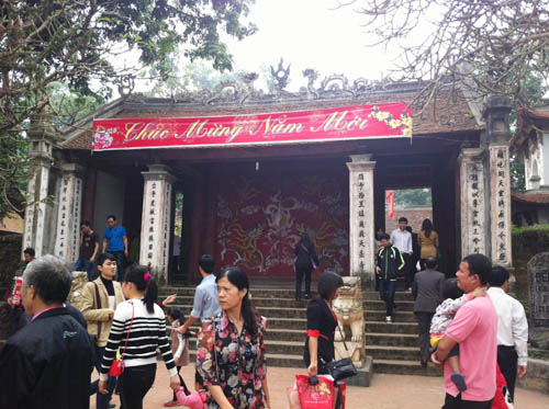 Many people go to Va Temple for worship on first days of Lunar New Year