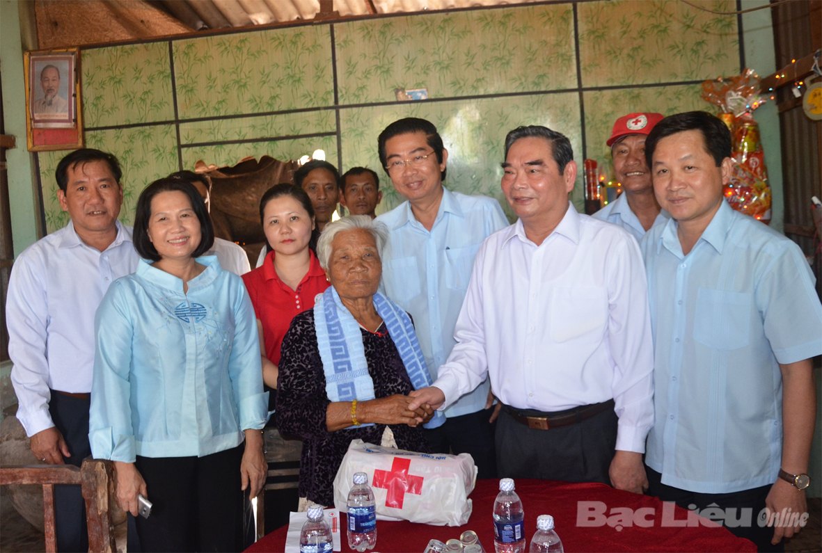 Đồng chí Lê Hồng Anh, Ủy viên Bộ Chính trị, Thường trực Ban Bí thư Trung ương Đảng Thăm, chúc tết và tặng quà các hộ nghèo huyện Hòa Bình