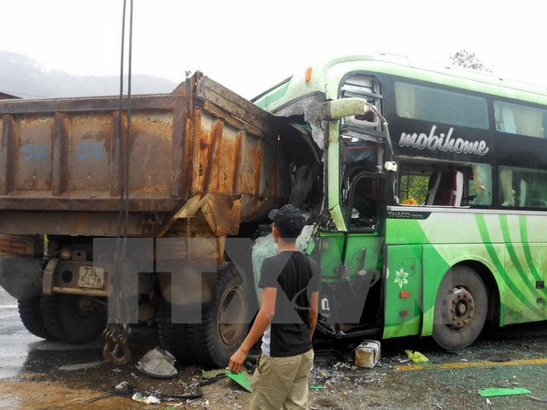 Đắk Lắk Xe khách đâm trực diện xe tải khiến 6 người bị thương nặng