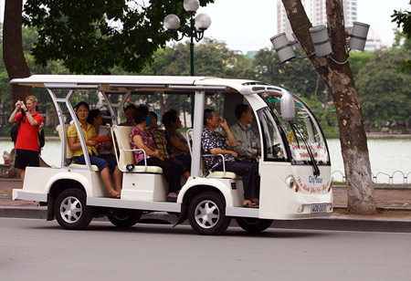 Hải Phòng đưa xe điện phục vụ khách du lịch trong dịp Tết