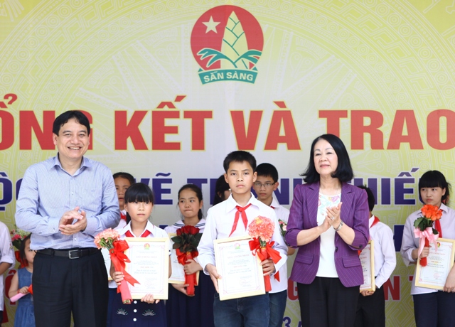 Trao giải Cuộc thi vẽ tranh thiếu nhi “Chúng em lớn lên cùng đất nước”