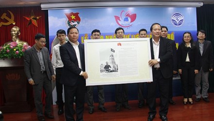 Remise de documents sur Hoang Sa et Truong Sa aux jeunes