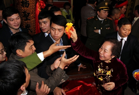 Fête de distribution de vivres en mémoire de Trân Hung Dao