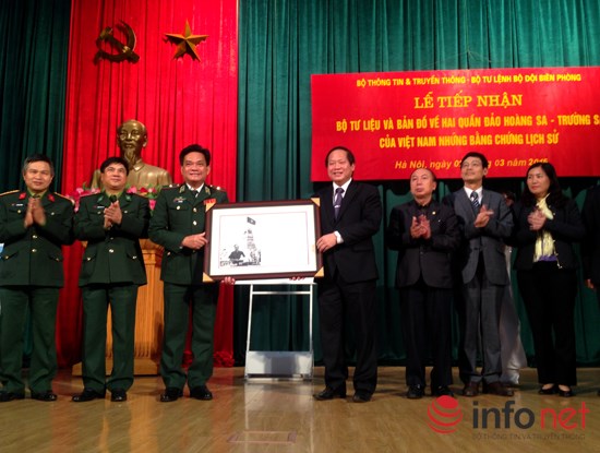 180 documents and maps on Hoang Sa and Truong Sa presented to border guard