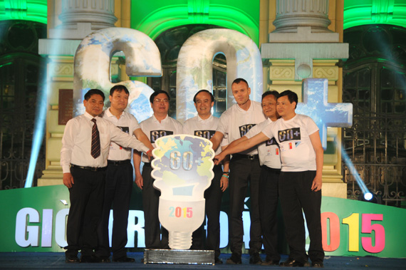 Hà Nội sôi nổi hưởng ứng Giờ Trái đất 2015