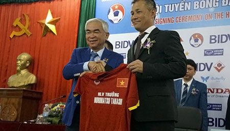 越南国家女足队新任主教练正式亮相