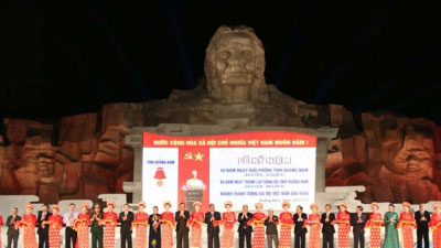 越南英雄母亲塑像台工程落成仪式在广南省举行